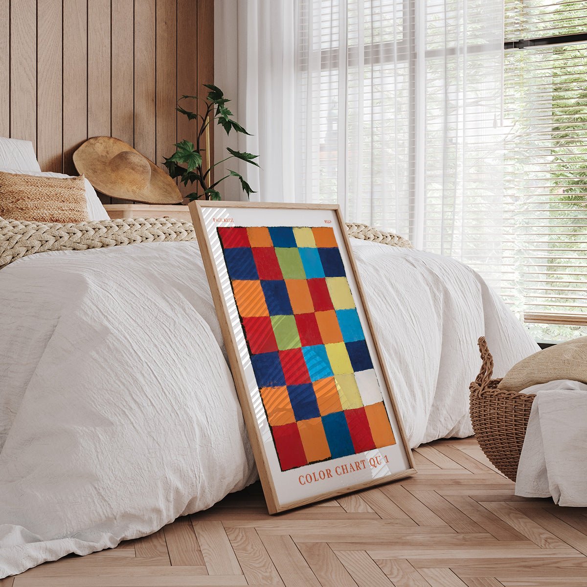 Paul Klee Qu 1 plakat i egetræsramme på gulv i lyst soveværelse med hvid seng.