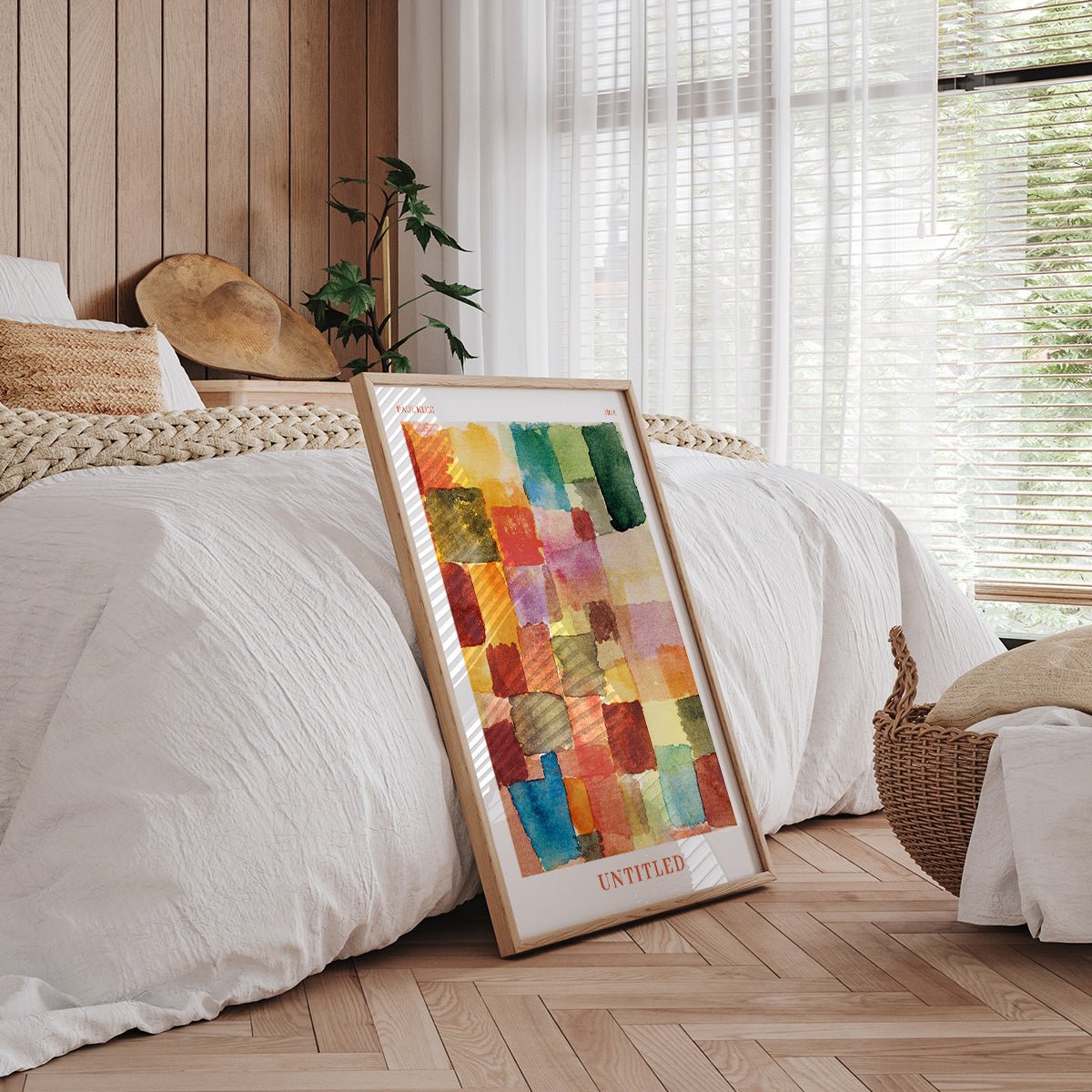 Paul Klee Untitled plakat gulv i soveværelse med hvid dyne