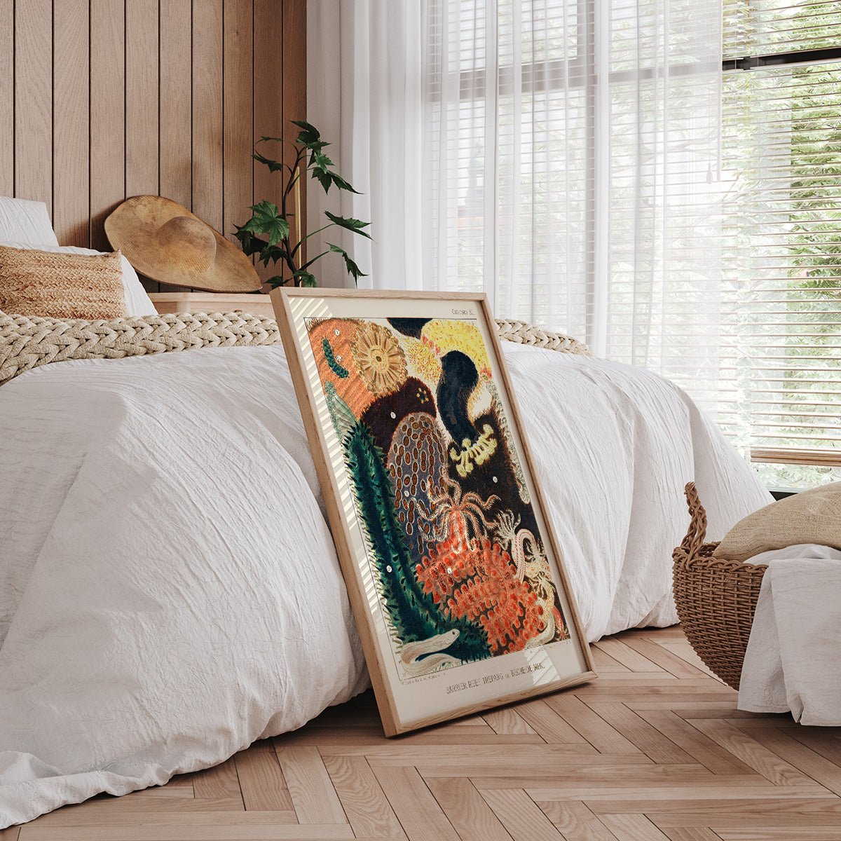 Plakat med Great Barrier Reef Trepang i soveværelse med hvidt sengetøj