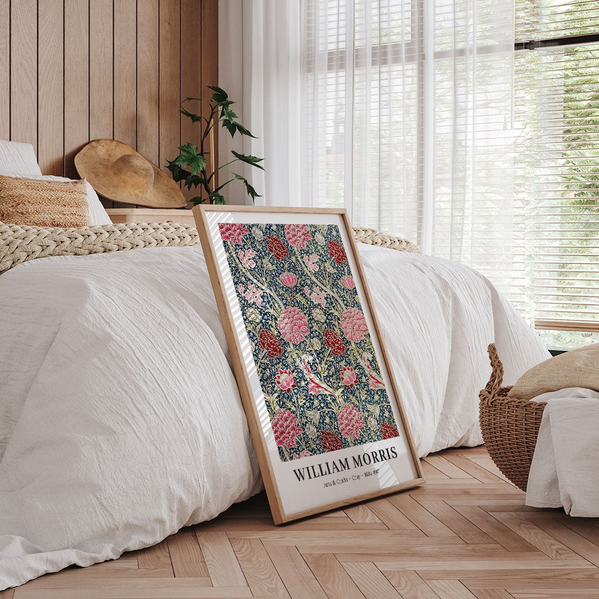 William Morris Cray plakat på gulv i soveværelse med hvidt sengetøj.