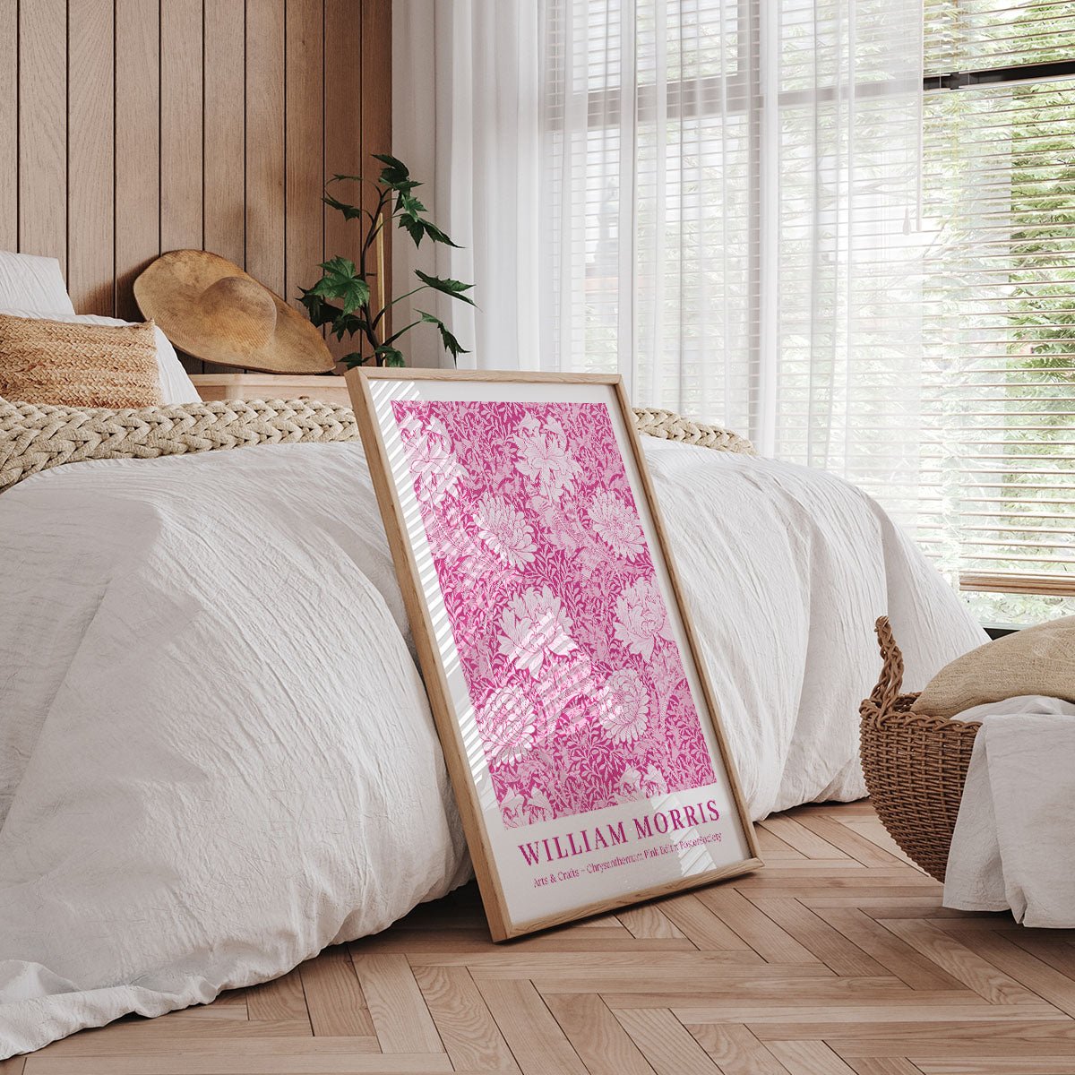 William Morris Chrysanthemum Pink Edit plakat på gulv i soveværelse