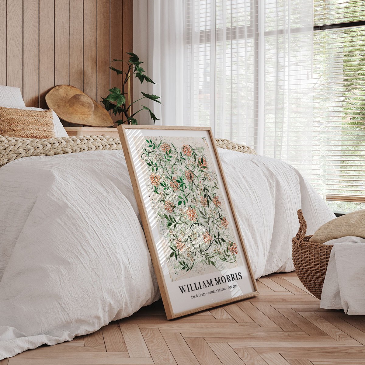William Morris plakat med Jasmine mønster lænet mod seng i et soveværelse.