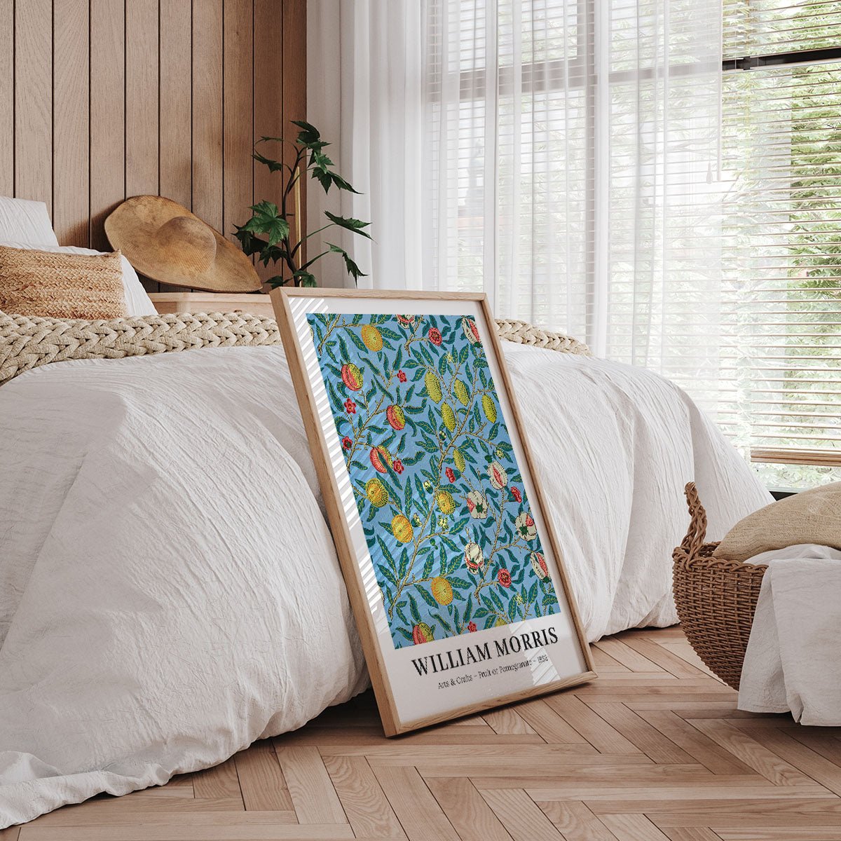 Plakat af William Morris med botanisk mønster, placeret i et soveværelse med træpaneler og naturligt lys.