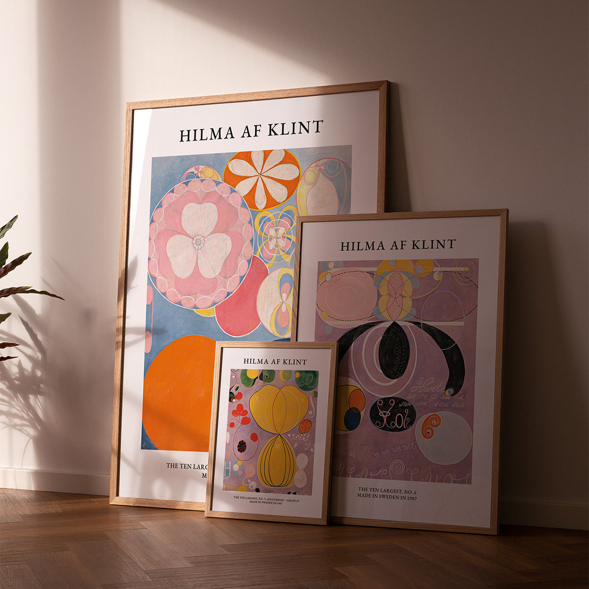 Hilma af Klint plakater i egetræsrammer på sildebensparketgulv i stue