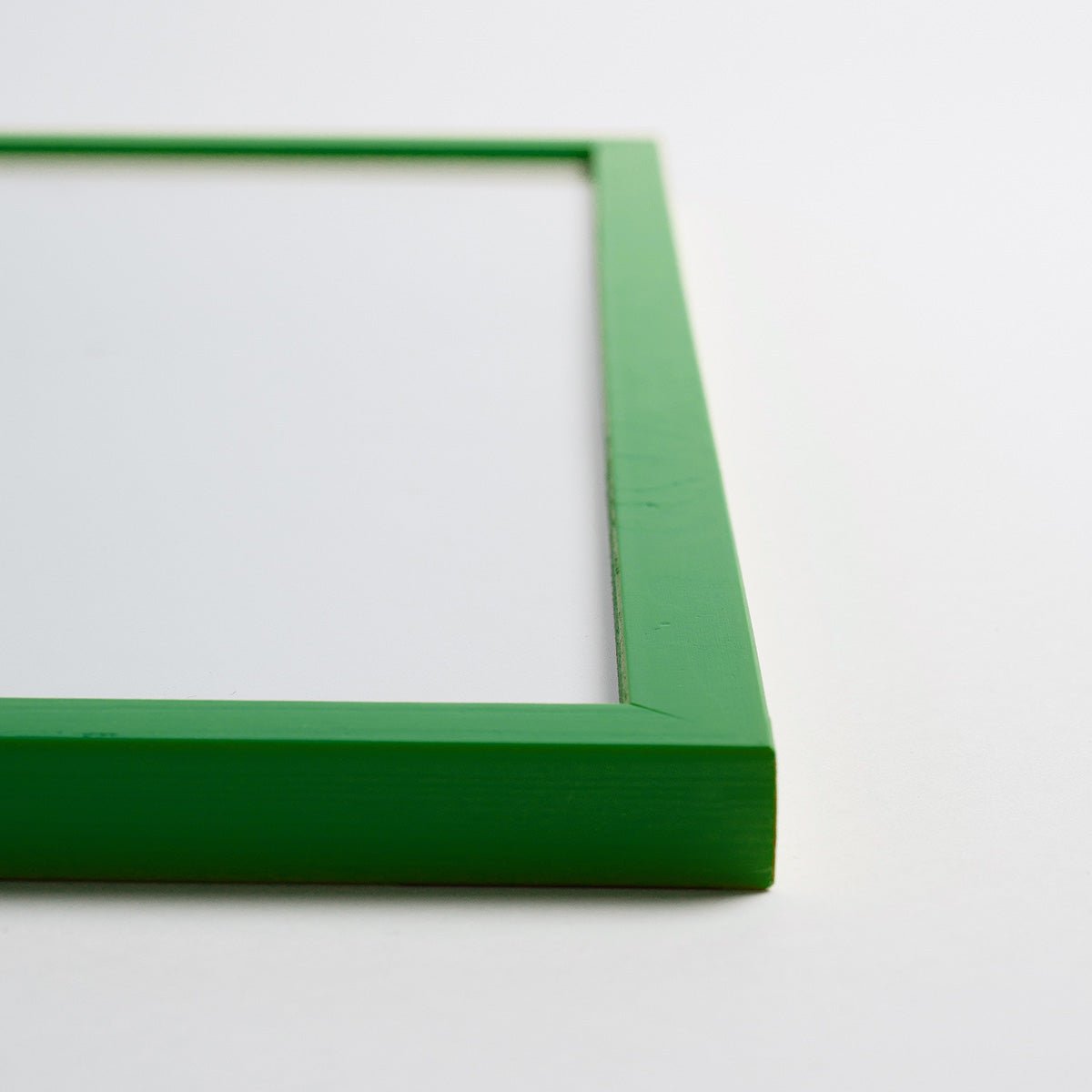 Grøn egetræsramme, nærbillede, minimalistisk design.