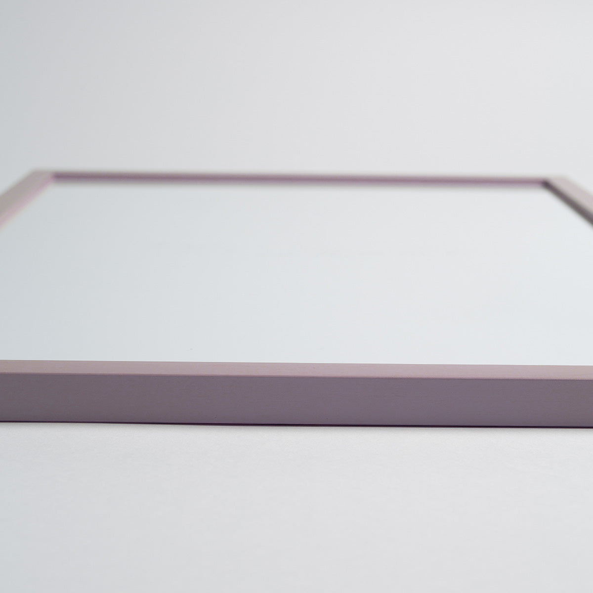 Lilla egetræsramme i nærbillede, minimalistisk design.
