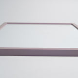 Lilla egetræsramme i nærbillede, minimalistisk design.