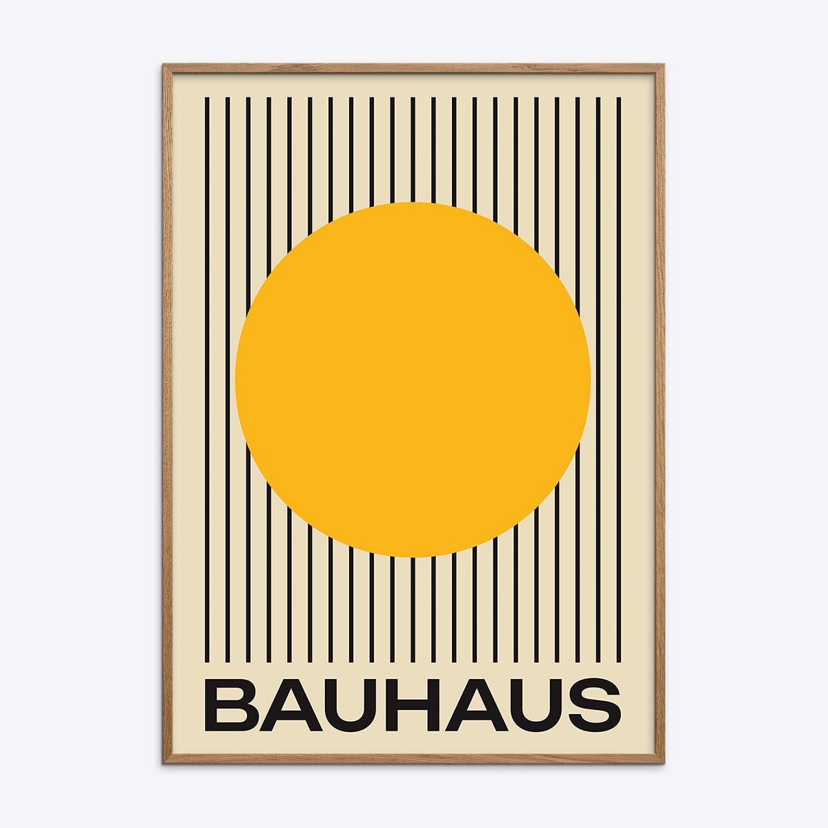 Bauhaus plakat i orange nuancer med geometriske former, indrammet i naturlig træramme, moderne vægkunst.
