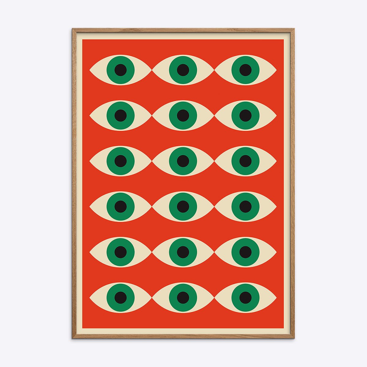 Plakat med gentagne øjenmotiver i grønne og beige nuancer på en rød baggrund, indrammet i en naturlig træramme.