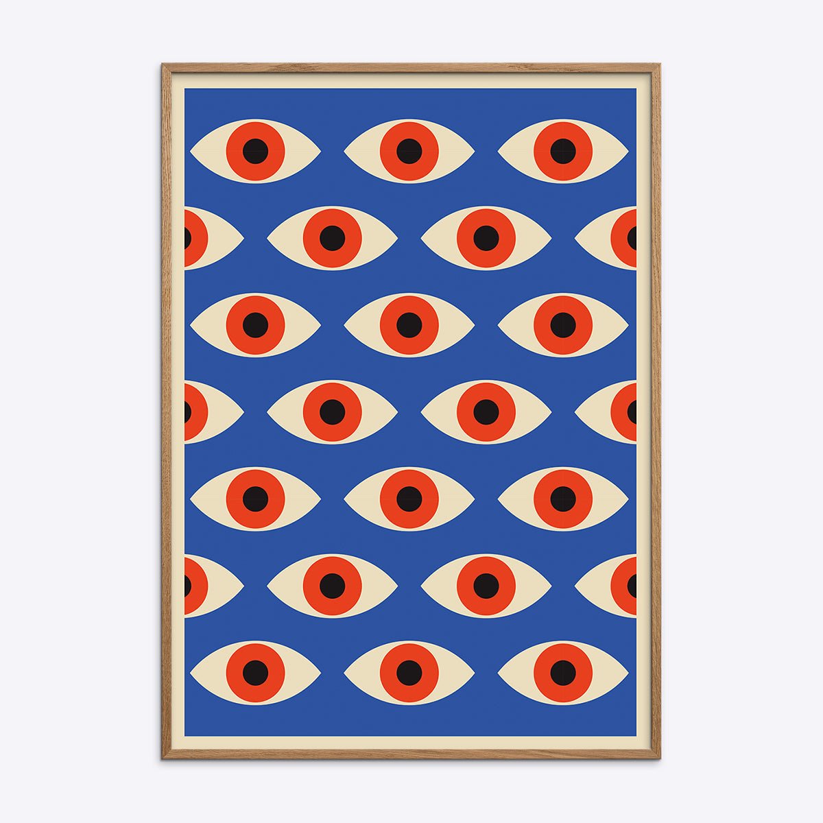 Plakat med gentagne øjenmotiver på blå baggrund, indrammet i naturtræsramme.
