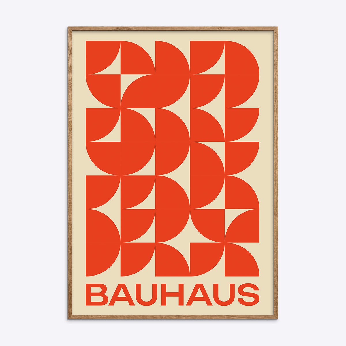 Bauhaus plakat i orange nuancer med geometriske former, indrammet i naturlig træramme, moderne kunstdesign.