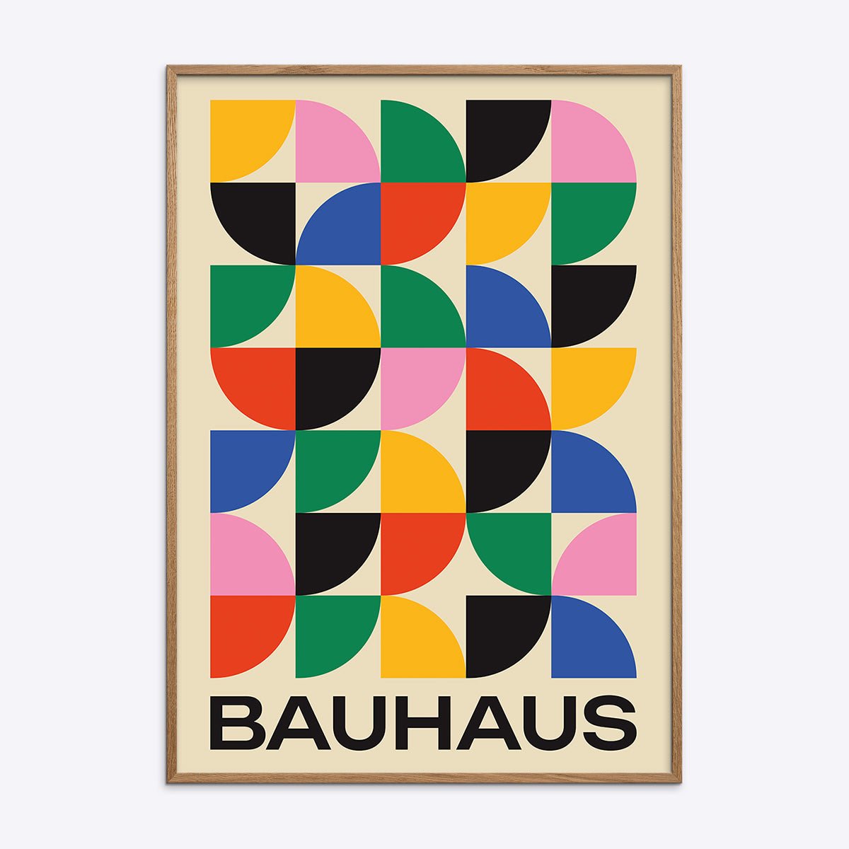 Bauhaus plakat i egetræsramme med geometriske former og farver, ideel til moderne indretning og kunstelskere.