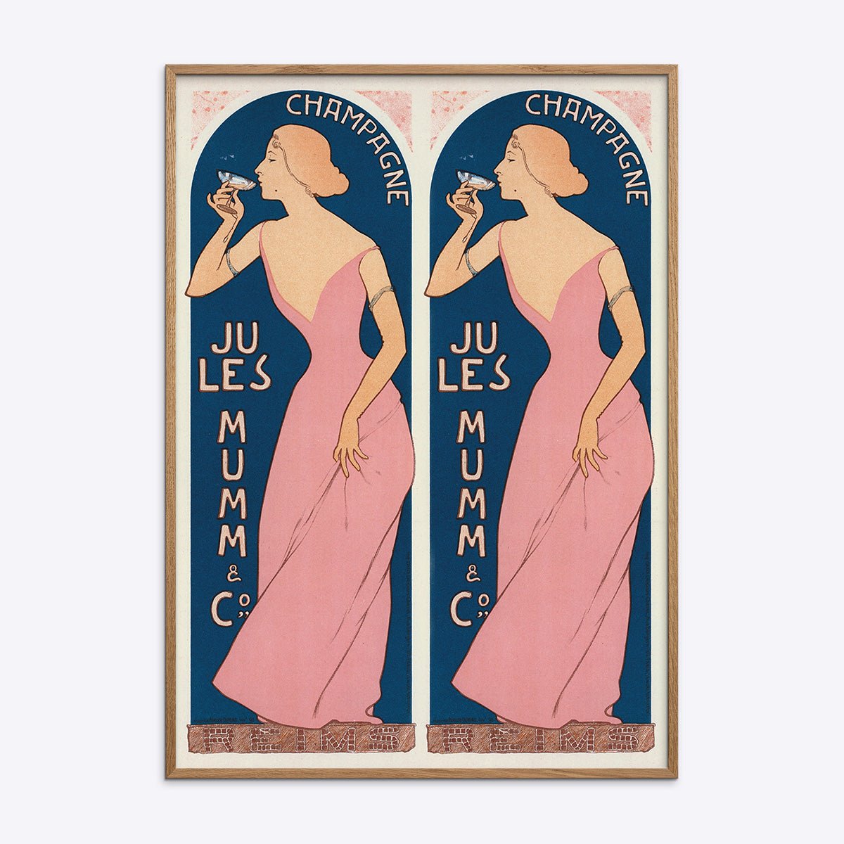 Plakat med elegant design af Champagne Jules Mumm i naturlig træramme, perfekt til vinelskere og stilfuld indretning.