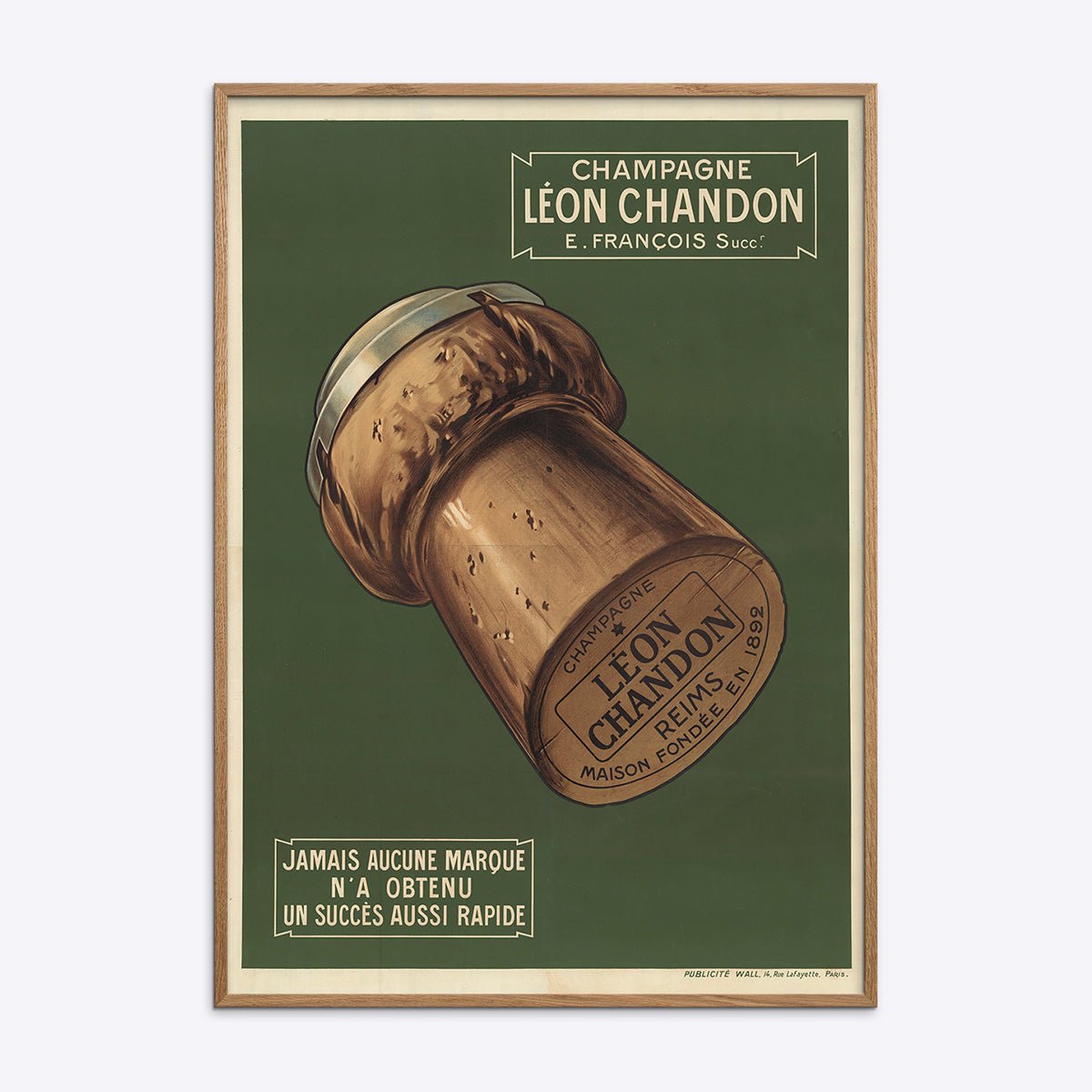 Plakat med elegant design af Champagne Léon Chandon i naturlig træramme, perfekt til stilfuld indretning.