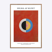 Hilma af Klint plakat med abstrakt kunstværk i rød, sort, hvid, blå og gul, indrammet i naturtræ.