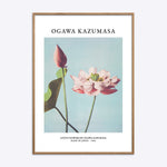 Plakat med smukt lotusblomstmotiv af Ogawa Kazumasa i naturlig træramme, perfekt til moderne indretning.