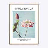 Plakat med smukt lotusblomstmotiv af Ogawa Kazumasa i naturlig træramme, perfekt til moderne indretning.