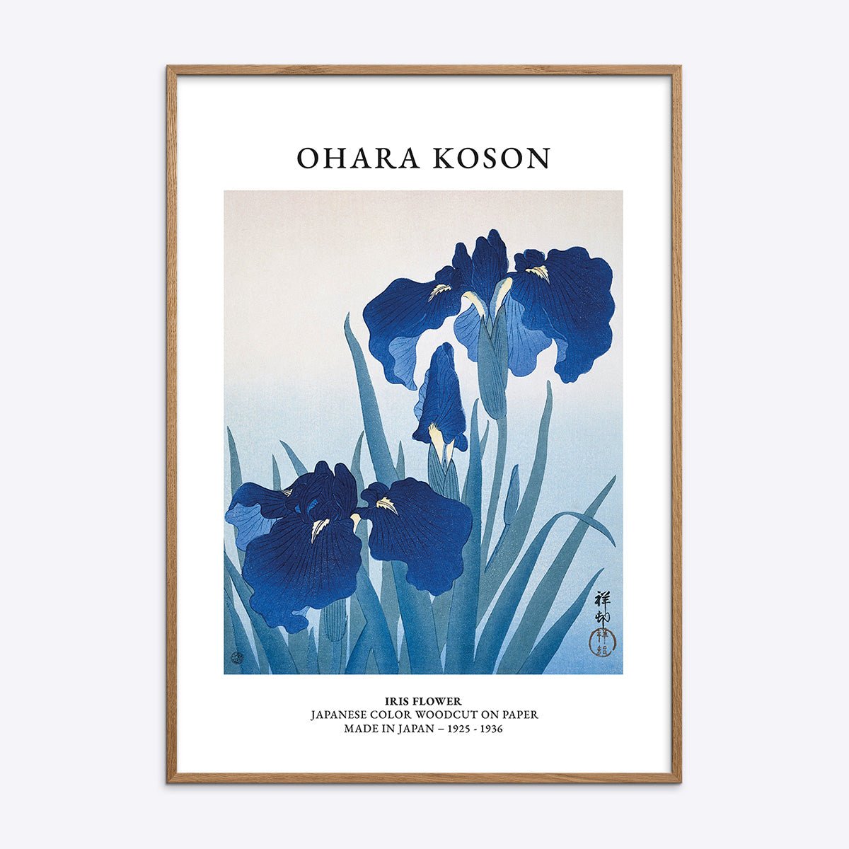 Japansk kunstplakat af Ohara Koson med blå Iris blomster i en naturlig egetræsramme.