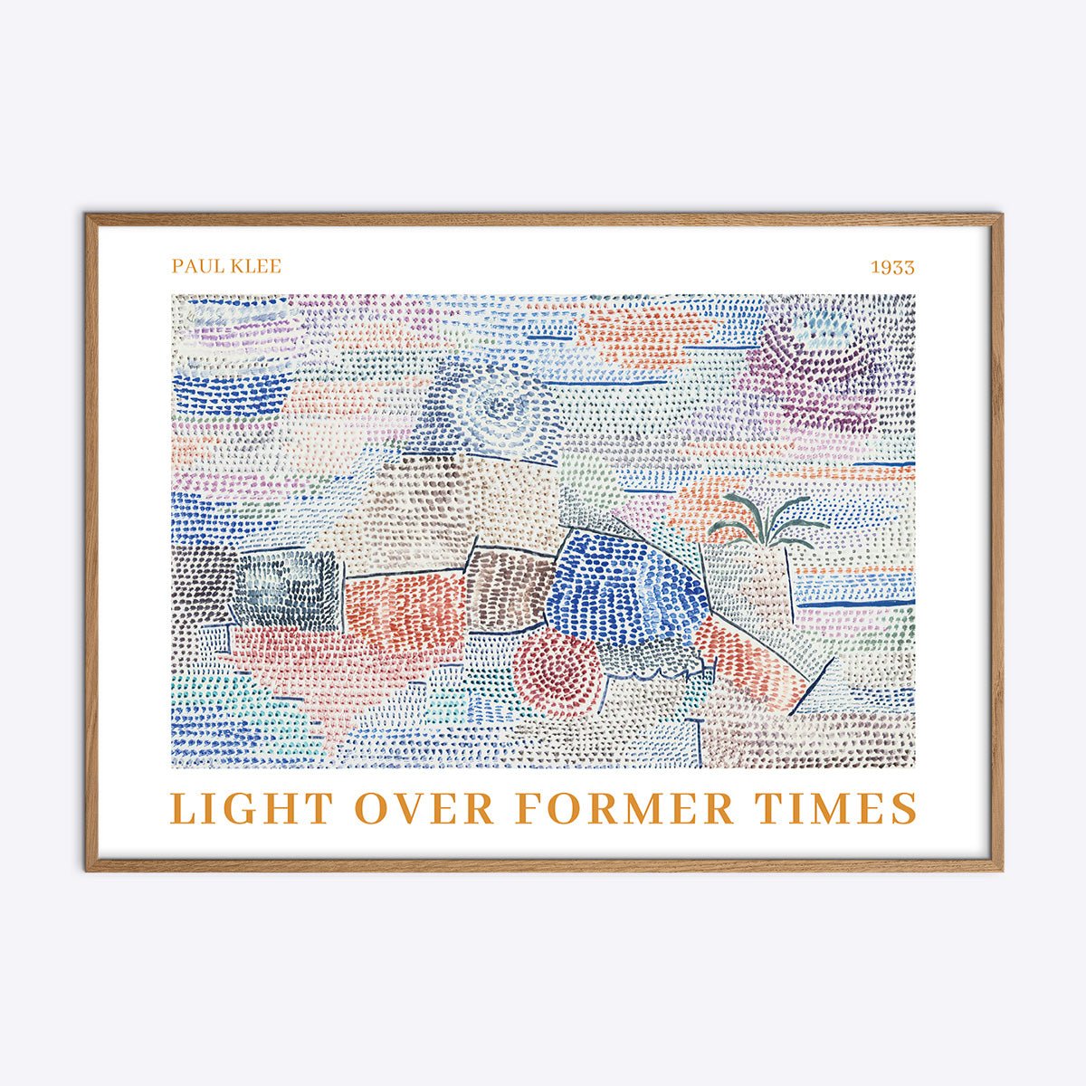 Plakat af Paul Klee med abstrakte former og lyse farver i en naturlig træramme, perfekt til moderne indretning.