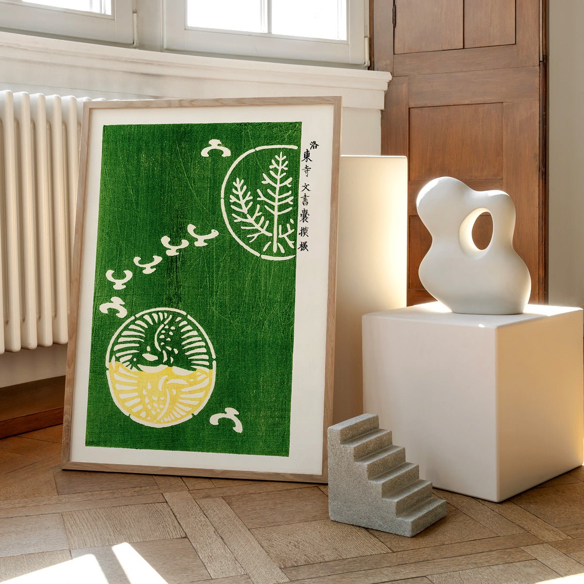 Plakat med Yatsuo no tsubaki i grønne nuancer på trægulv med ramme.
