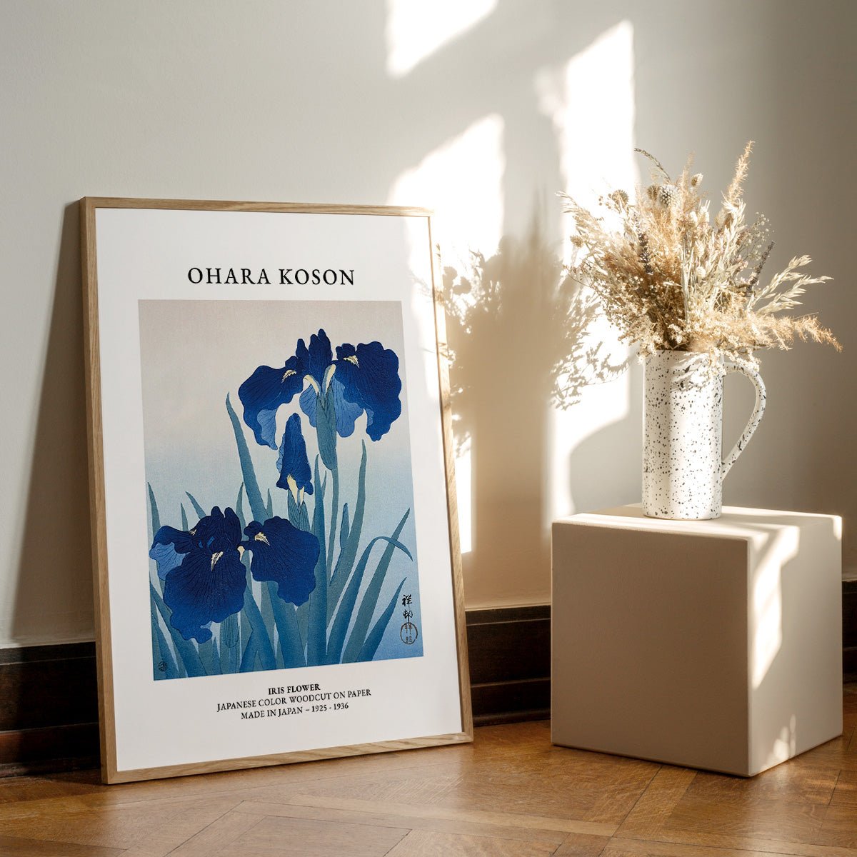 Ohara Koson Iris Flower plakat på gulv ved siden af en vase.