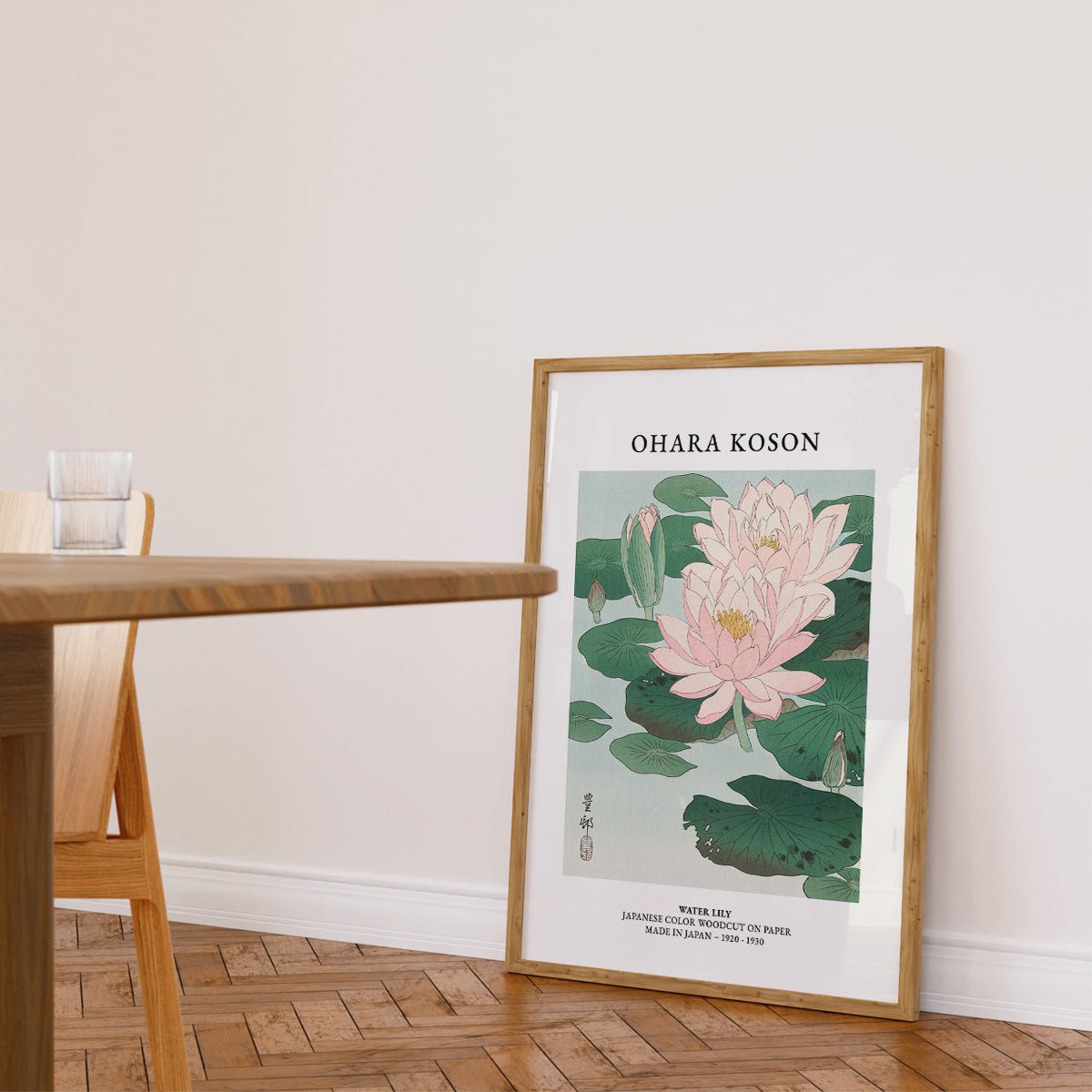 Plakat med maleriet Water Lily af Ohara Koson i træramme på trægulv