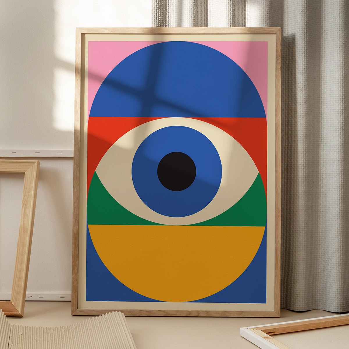 Bauhaus plakat med geometriske former og skygger fra vindue, liggende på trægulv. Modernistisk kunstdesign.