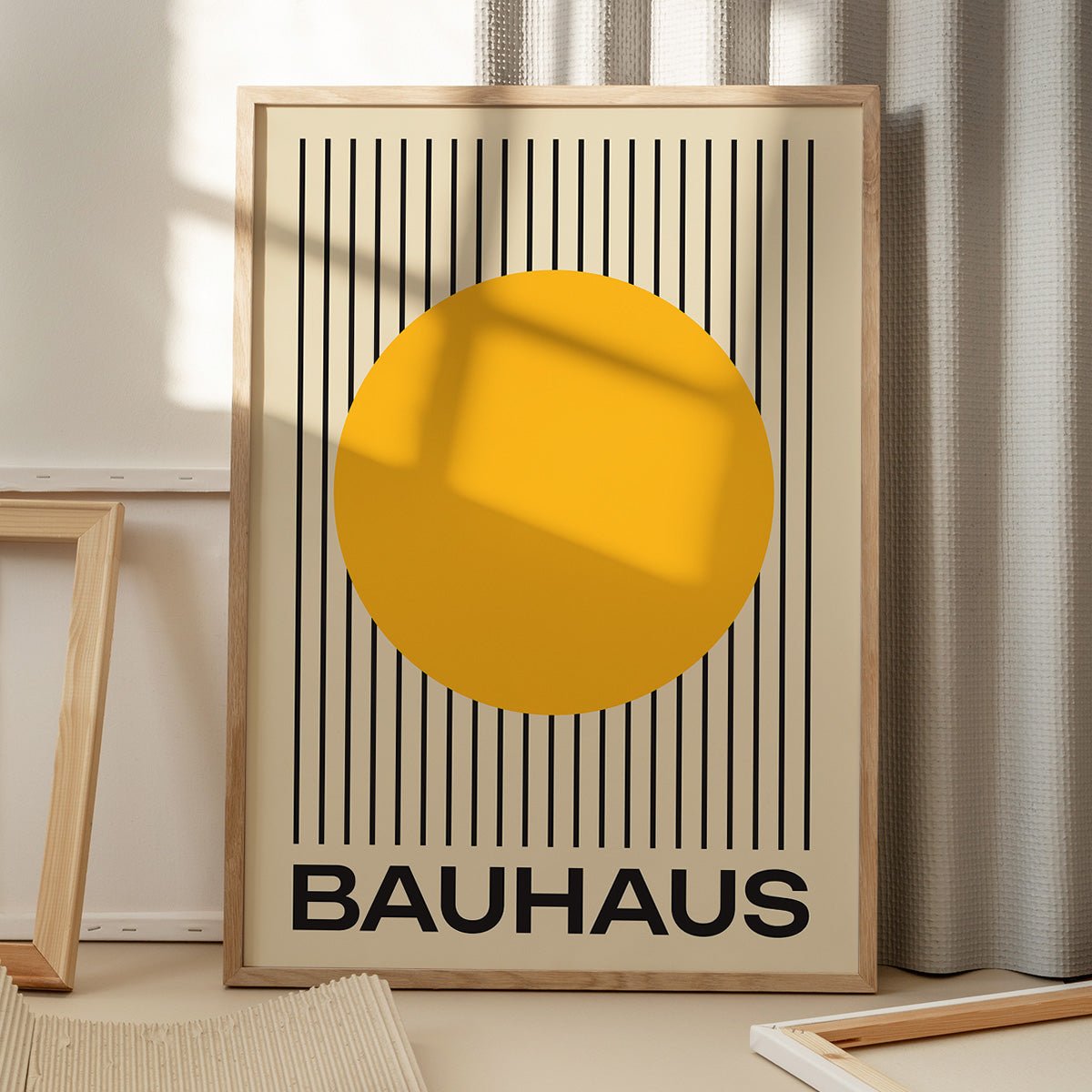 Bauhaus plakat i orange nuancer på gulv med skygge fra vindue, moderne design, kunstnerisk vægdekoration.