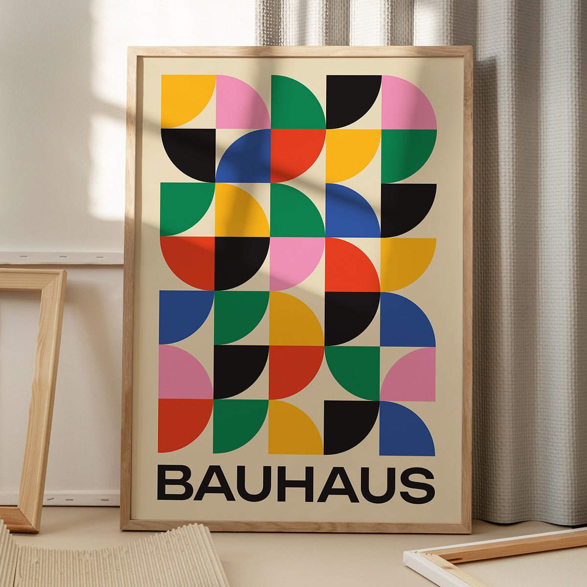 Bauhaus plakat på trægulv med skygge fra vindue, moderne design, kunstnerisk vægdekoration, stilfuld indretning.