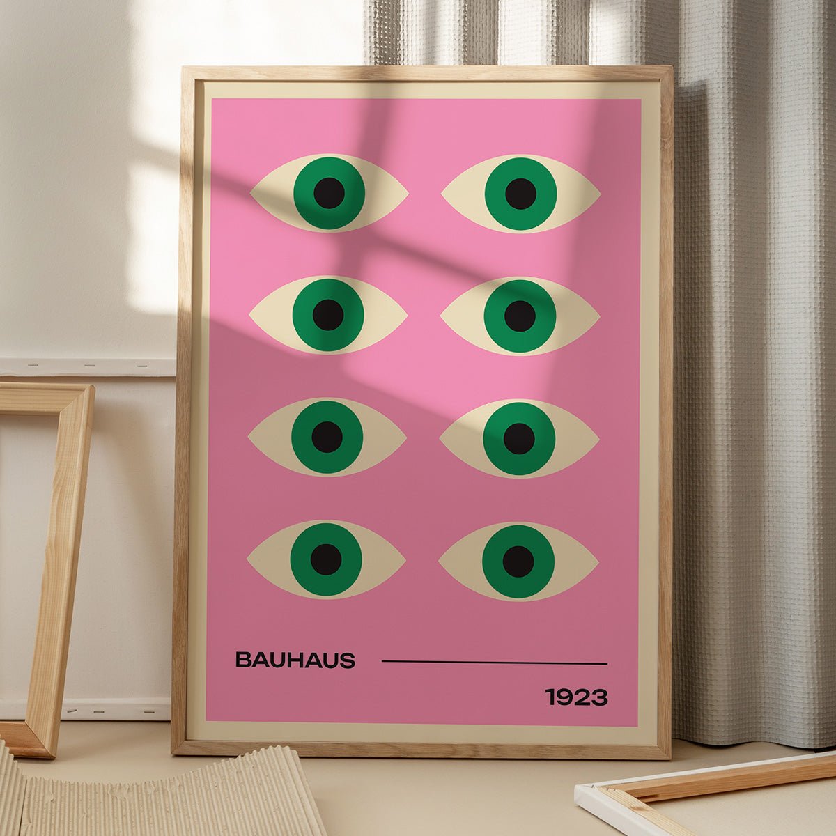 Bauhaus plakat i pink med geometriske former, skygger fra vindue, moderne design, perfekt til stilfuld indretning.