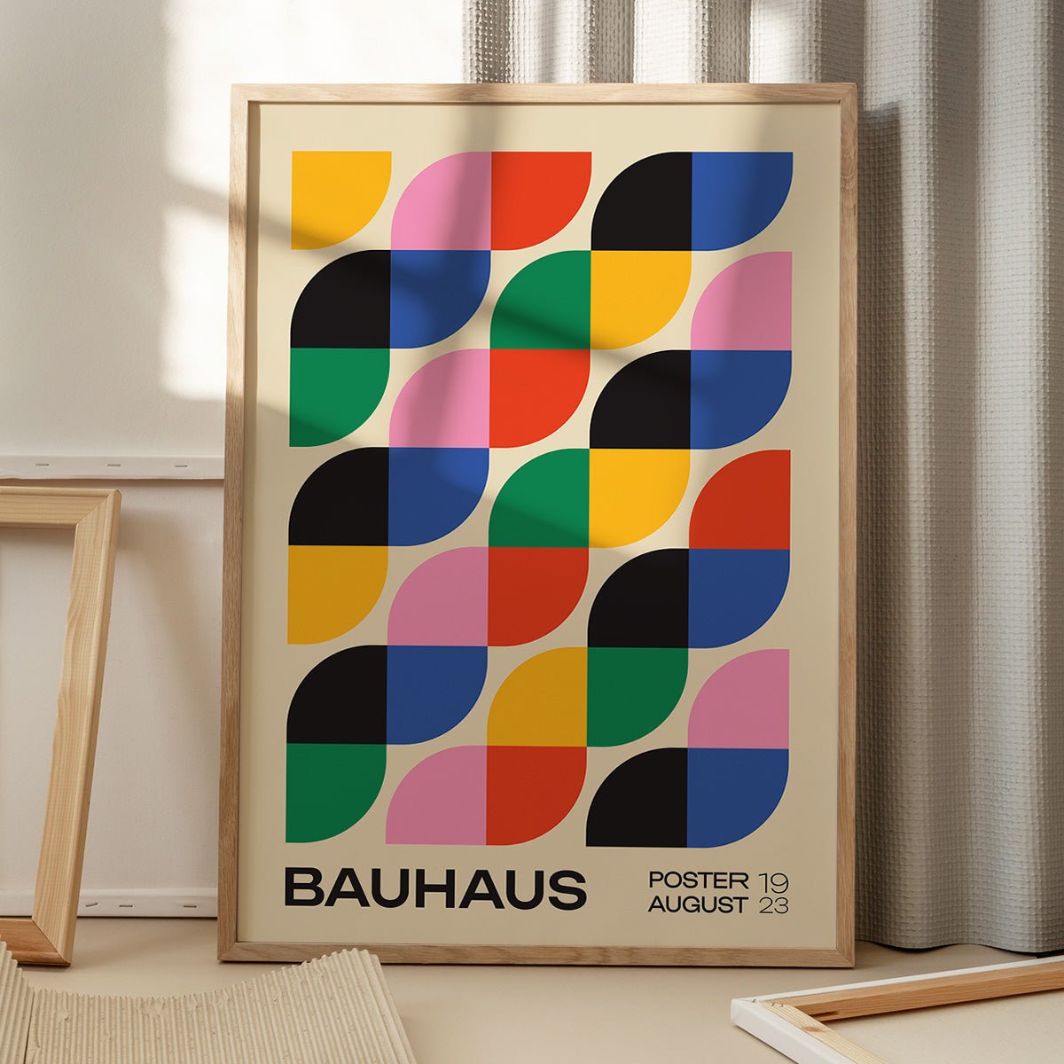 Bauhaus plakat med geometriske former og skygger fra vindue, liggende på gulv. Stilfuld og moderne kunst til hjemmet.