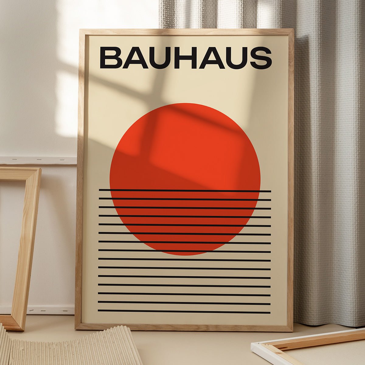 Bauhaus plakat på gulv med skygge fra vindue, moderne design, kunstnerisk vægdekoration, stilfuld indretning, minimalistisk stil.