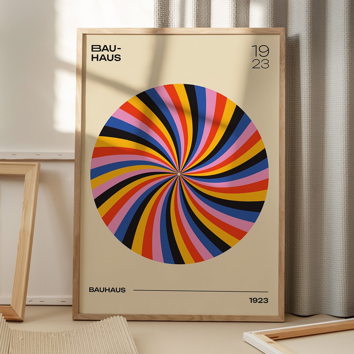 Bauhaus plakat på gulv med skygge fra vindue, moderne design, kunstnerisk indretning, stilfuld vægdekoration.
