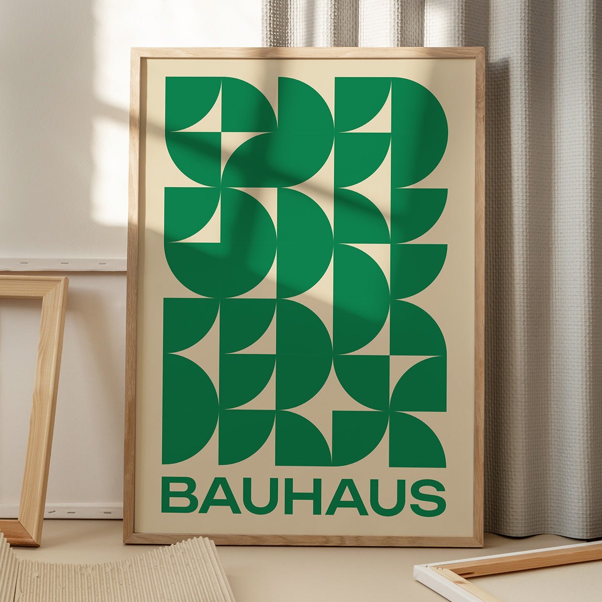 Bauhaus plakat i grønne nuancer på gulv med skygge fra vindue, moderne design, perfekt til stilfuld indretning