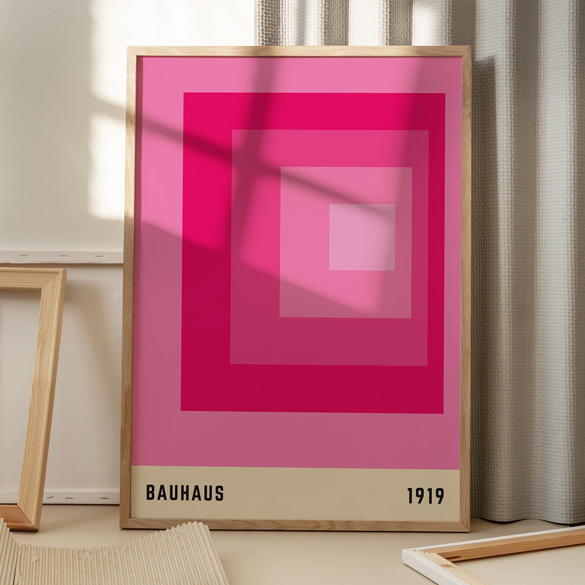 Bauhaus plakat i pink med geometriske former, skygger fra vindue, moderne design, perfekt til stilfuld indretning.
