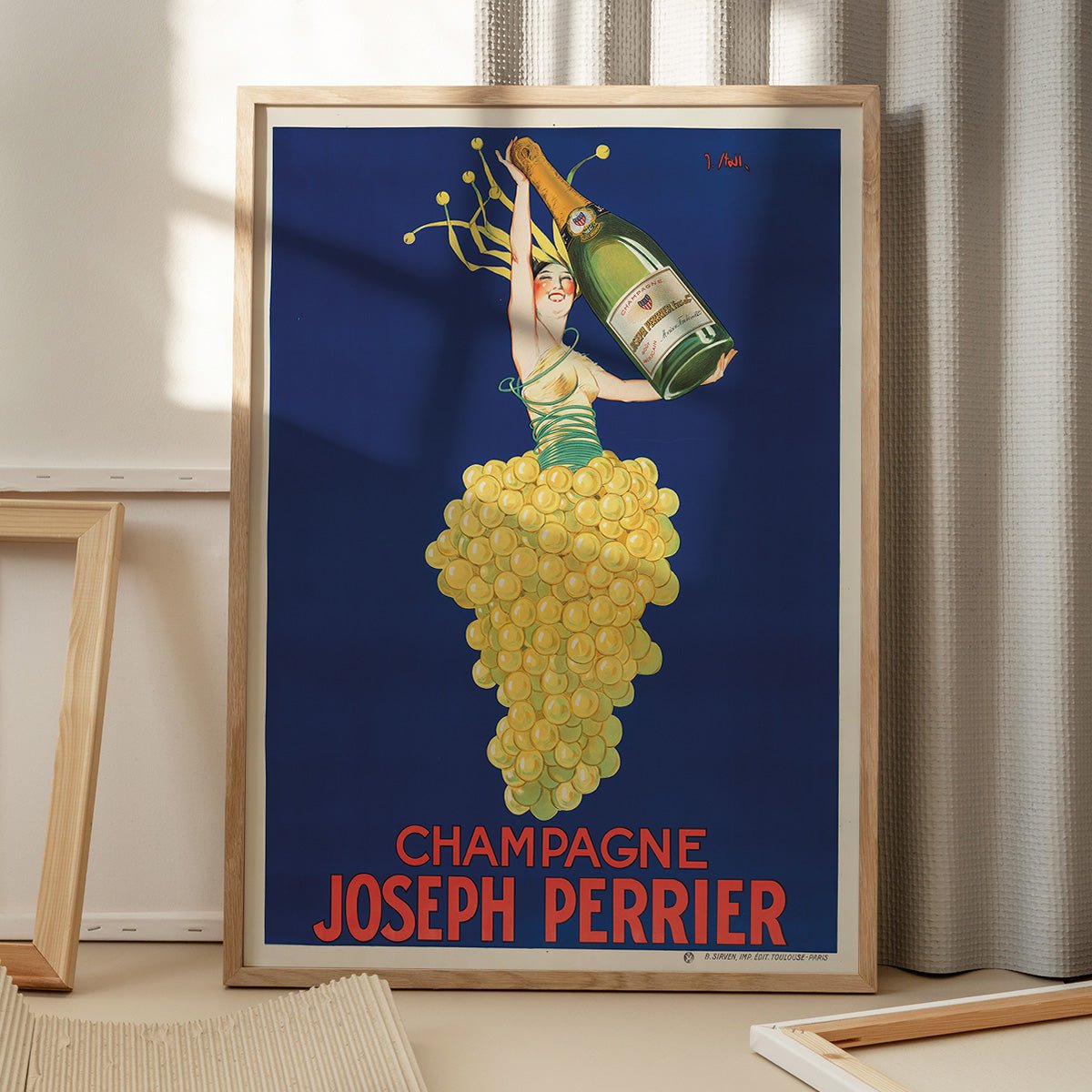 Plakat med elegant design af Champagne Joseph Perrier, skygger fra vindue skaber en sofistikeret atmosfære.