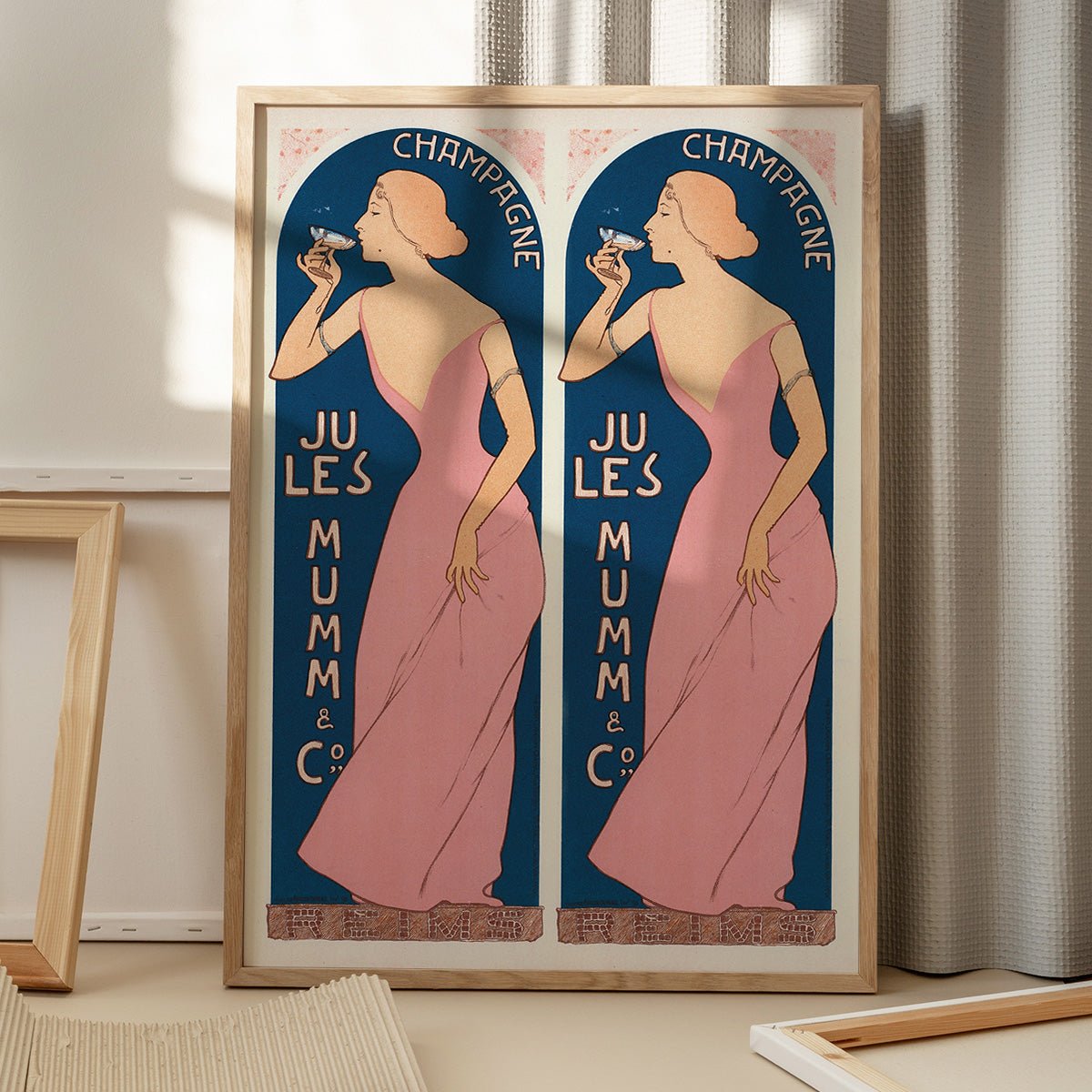 Plakat med elegant design af Champagne Jules Mumm, placeret på gulv med skygge fra vindue, fremhæver luksus og stil.