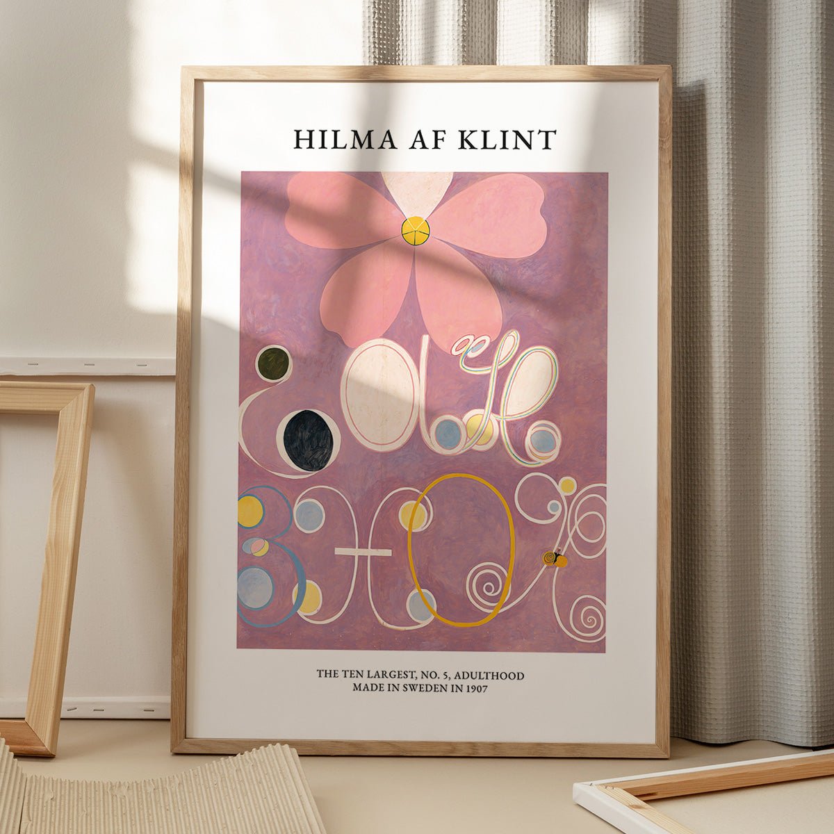 Plakat Hilma af Klint Adulthood, ramme og skygge fra vindue på trægulv