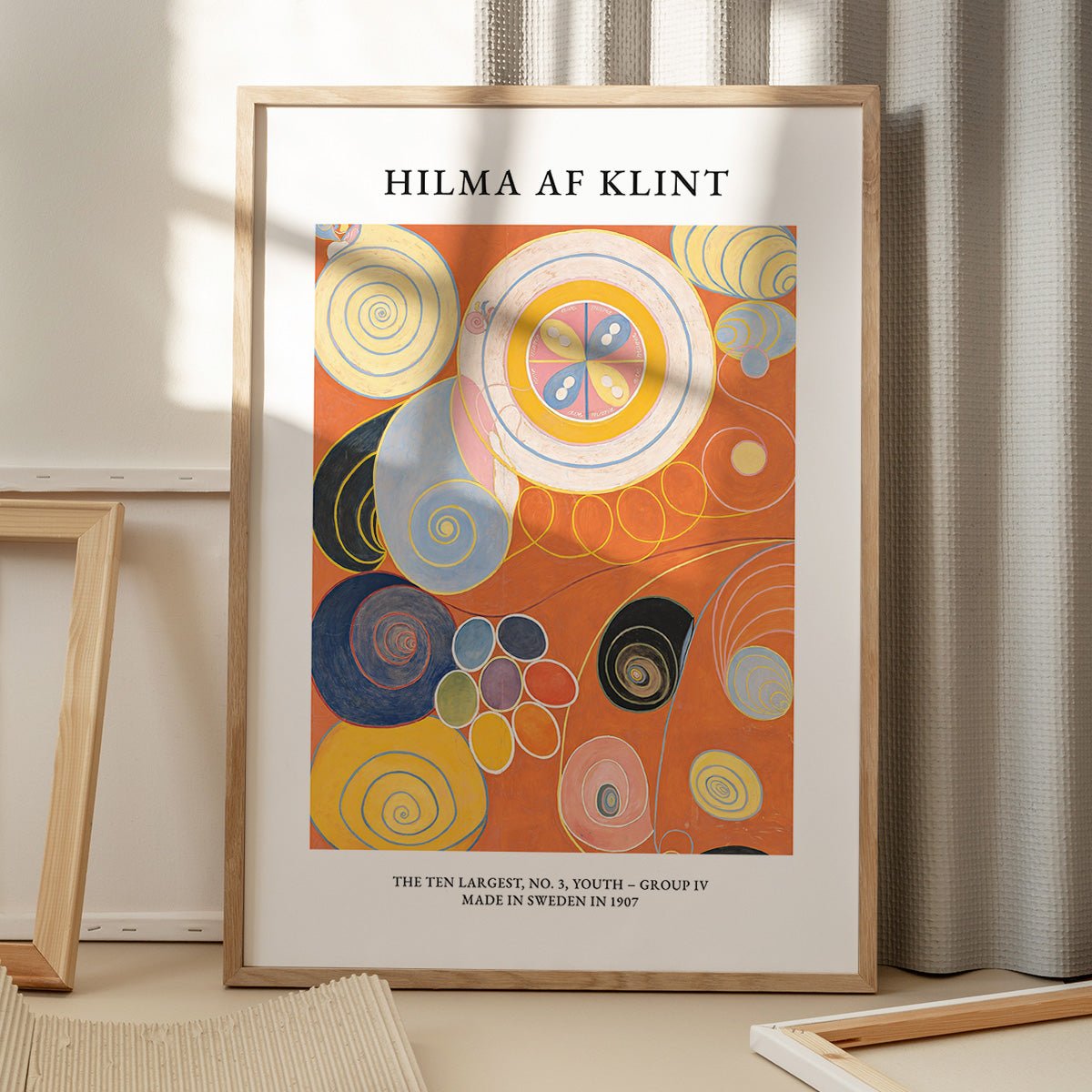 Hilma af Klint plakat med abstrakt design i naturramme og skygge fra vindue