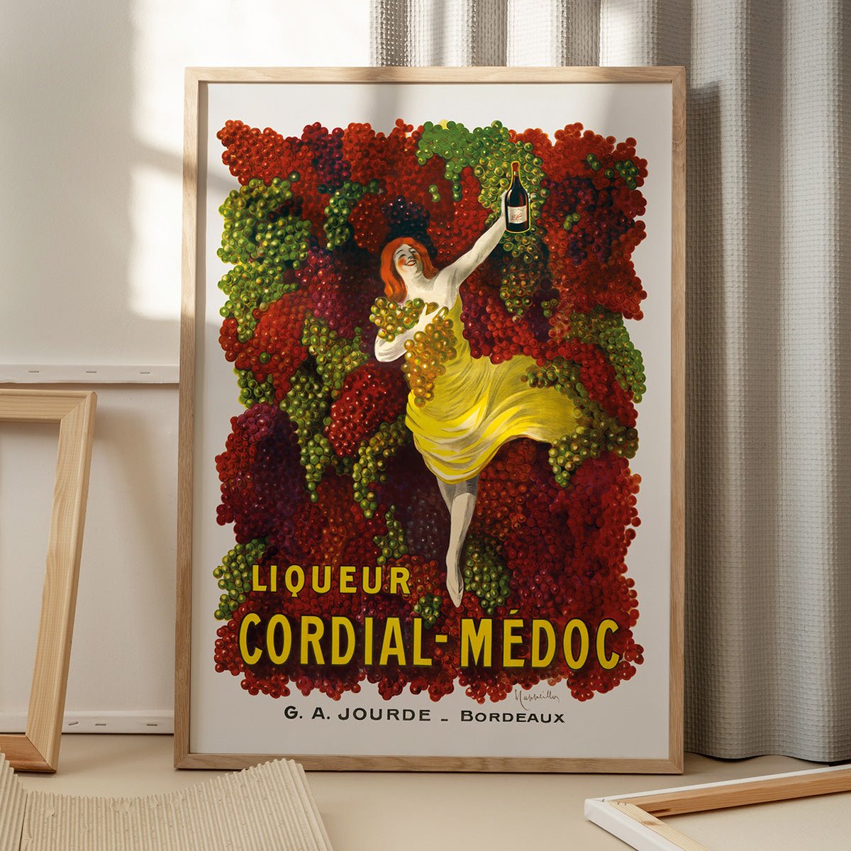 Plakat med Liquer Cordial Medoc flaske på gulv, skygge fra vindue, elegant design, perfekt til hjemmebar indretning