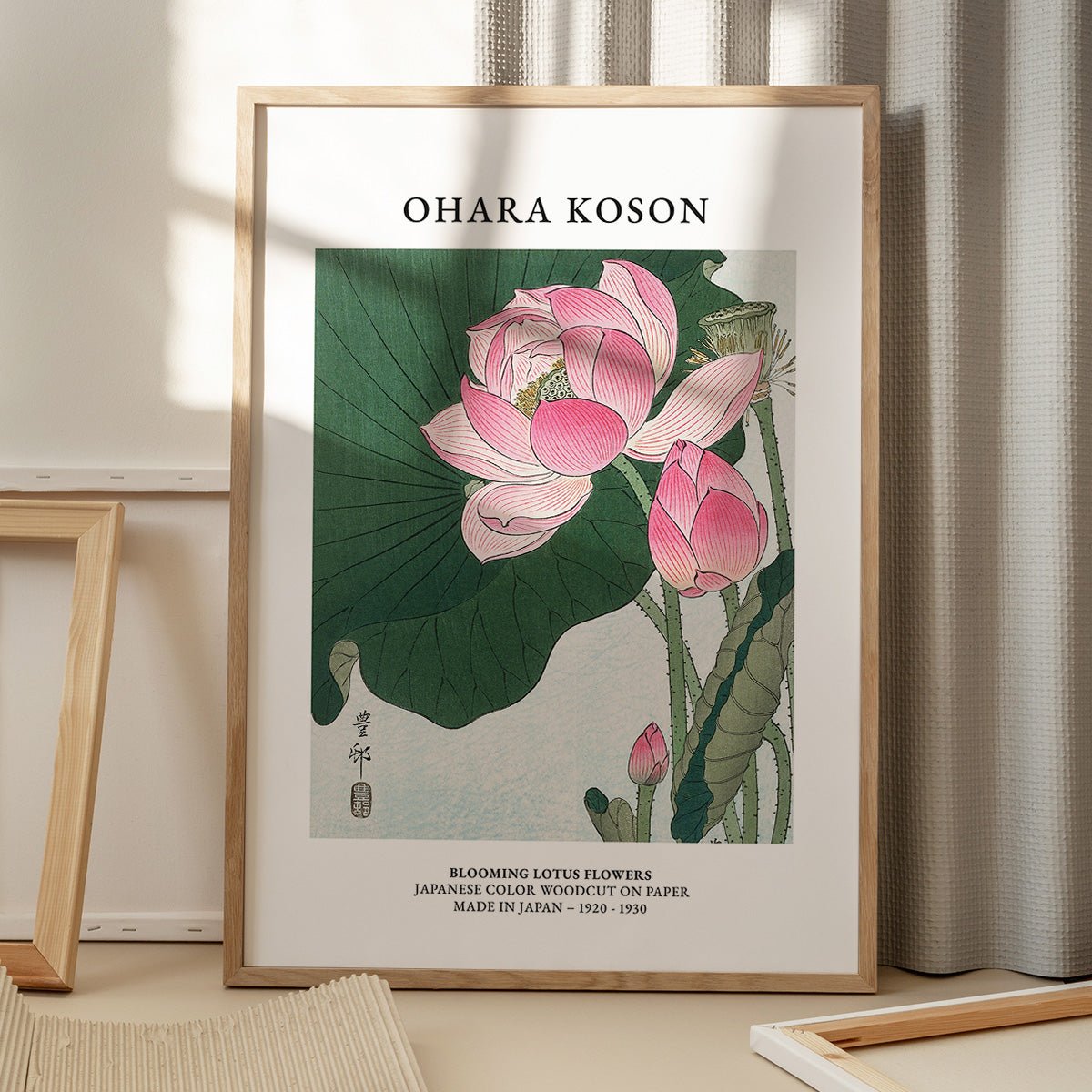 Plakat med Ohara Kosons blomstrende lotus, elegant placeret på gulv med skygger fra vindue, fremhæver naturens skønhed.