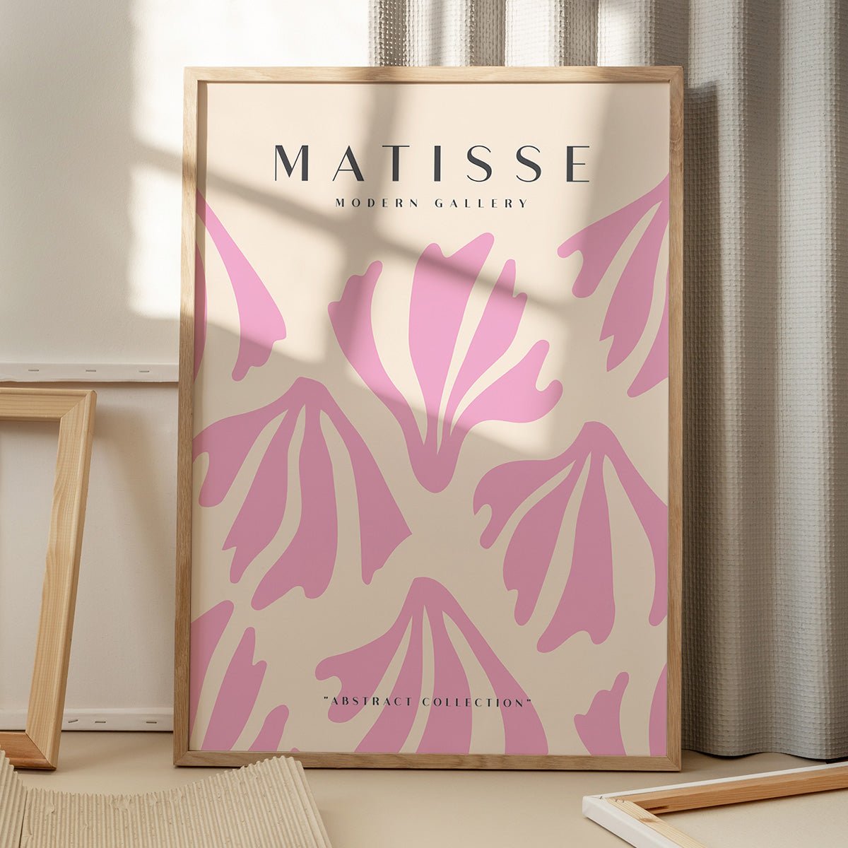 Matisse Modern Gallery NO5 plakat med lyserøde former på gulvet