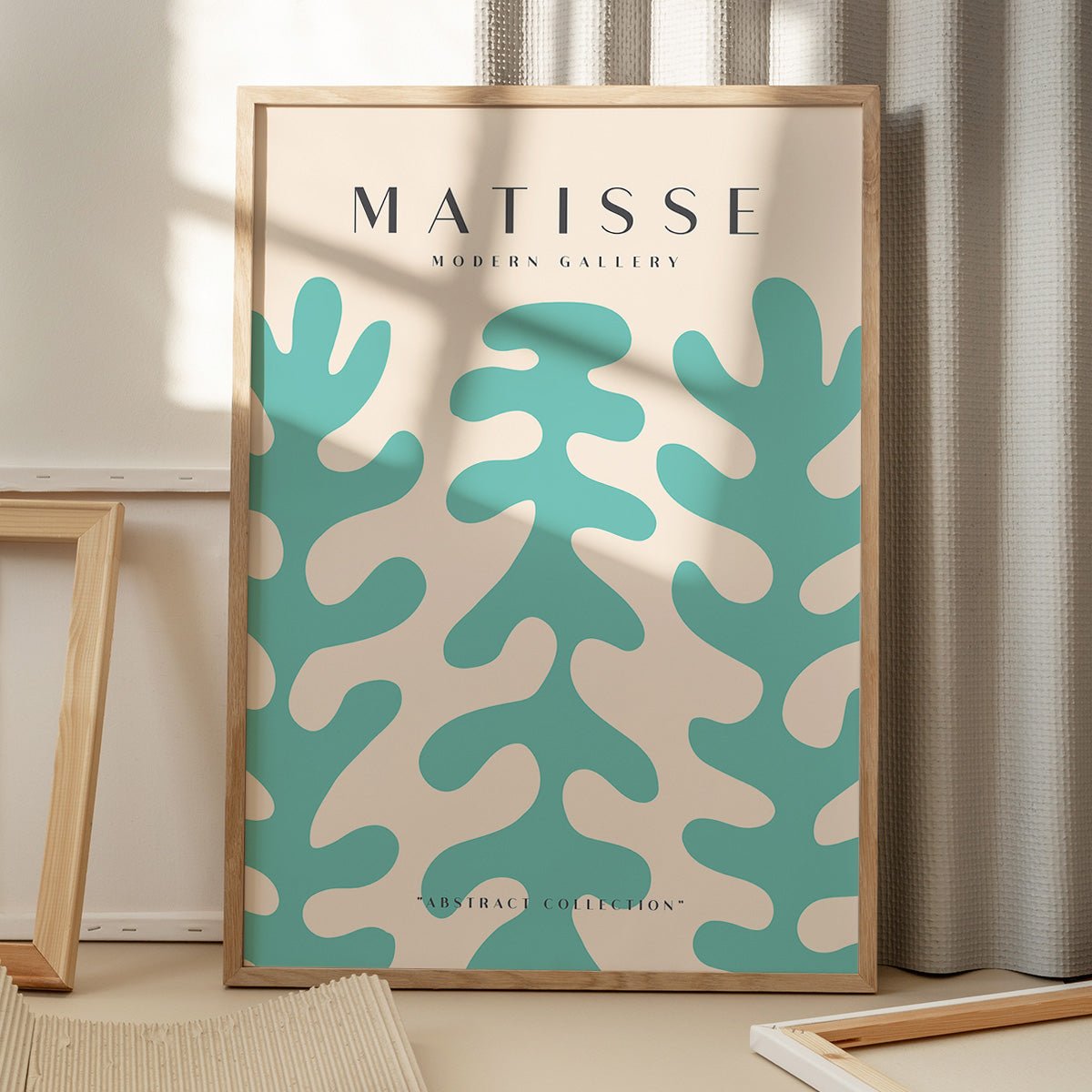 Matisse plakat på gulv med skygge fra vindue, moderne kunstdesign, perfekt til gallerivæg eller stueindretning.