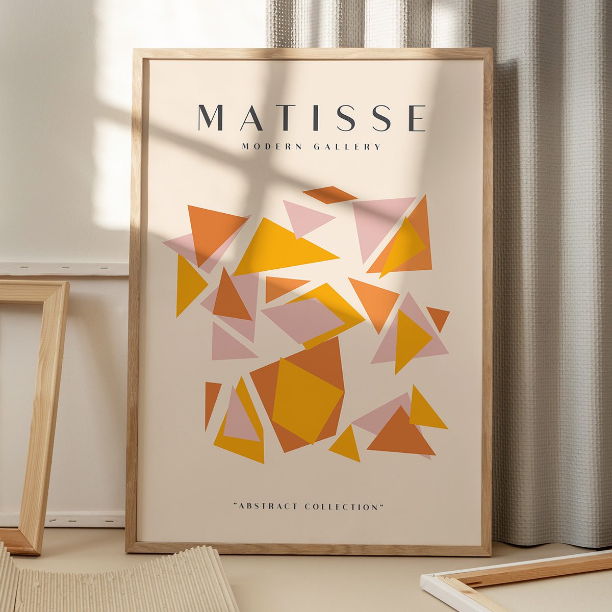 Matisse plakat med moderne design, skygger fra vindue, placeret på gulv i galleri, kunstnerisk og stilfuld indretning