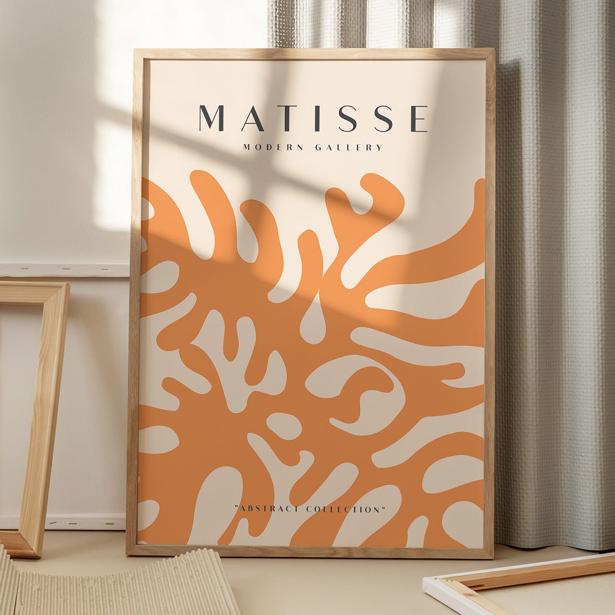 Matisse plakat på gulv med skygge fra vindue, moderne kunstgalleri No21, stilfuld indretning, minimalistisk design