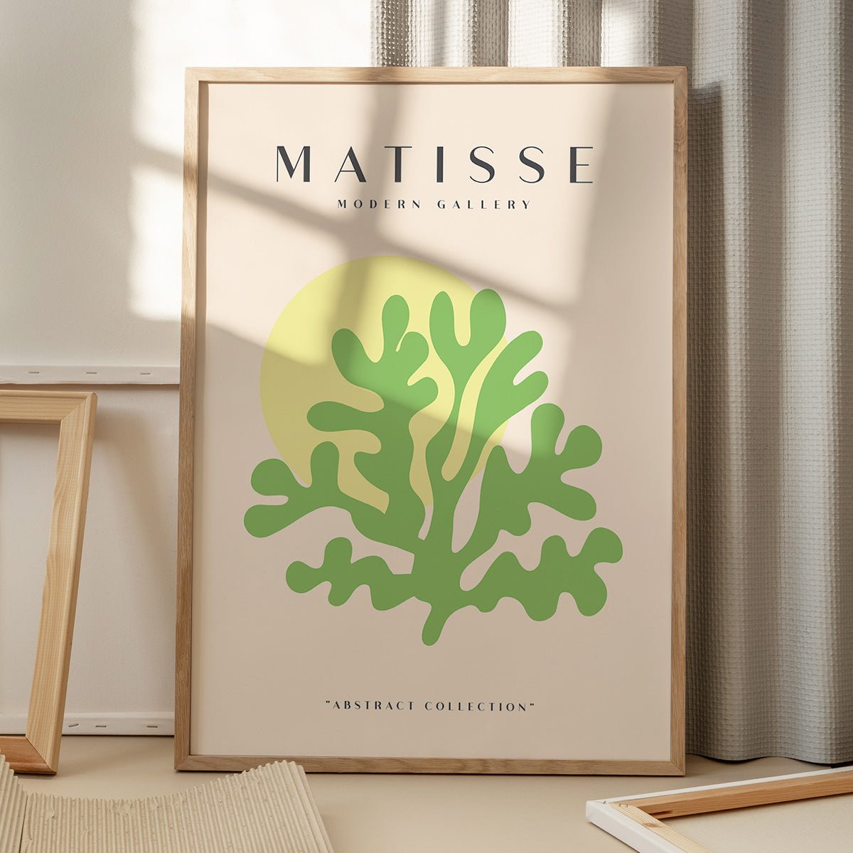 Matisse plakat med moderne design, skygger fra vindue, placeret på gulv, kunstnerisk og stilfuld indretning.