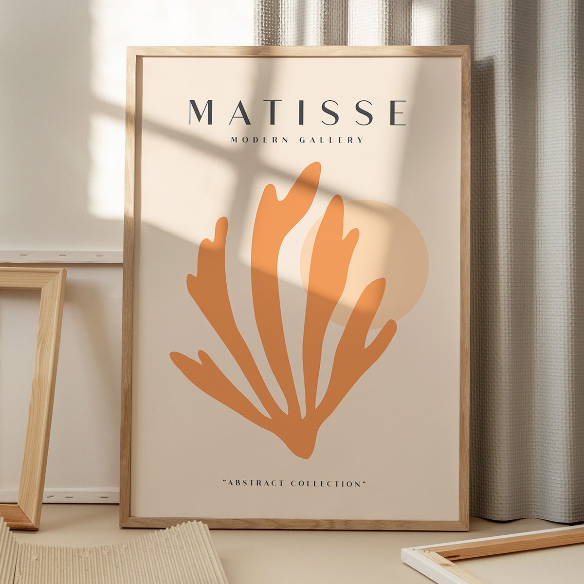 Matisse plakat med moderne design, placeret på gulv med skygge fra vindue, ideel til moderne gallerivægge.