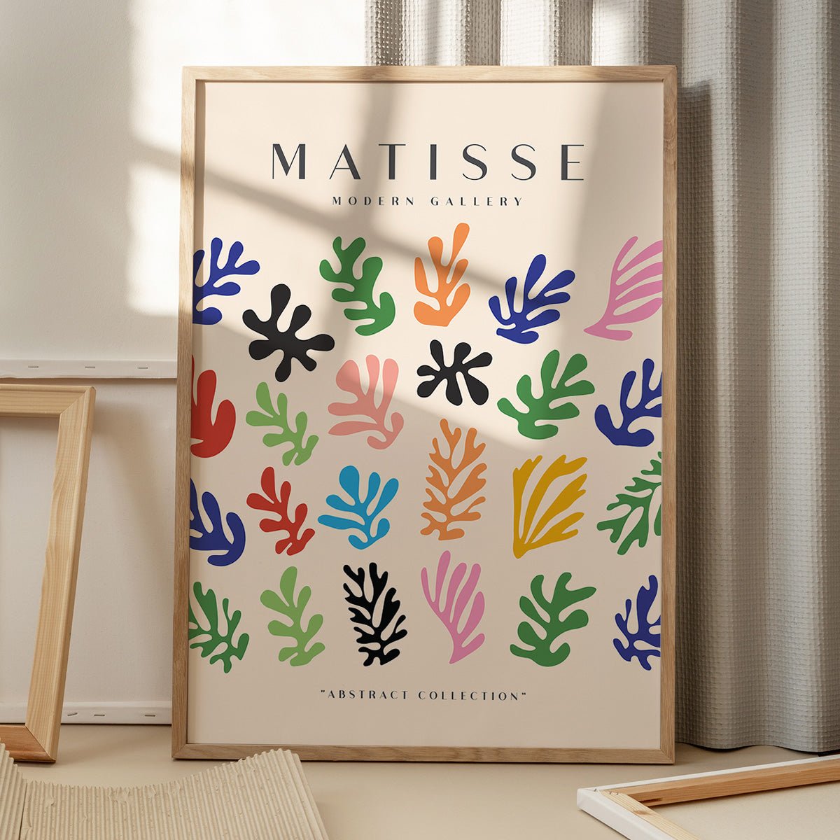 Matisse plakat på gulv med skygge fra vindue, moderne kunstdesign, perfekt til gallerivæg eller stueindretning.