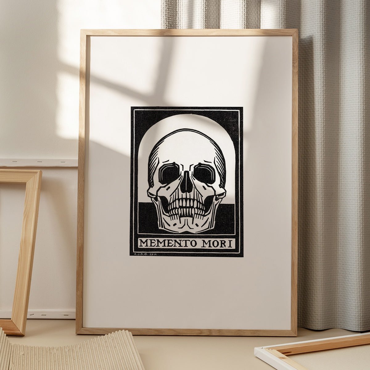 Memento Mori plakat med kranie, sort-hvid, på gulv med vinduesskygge.