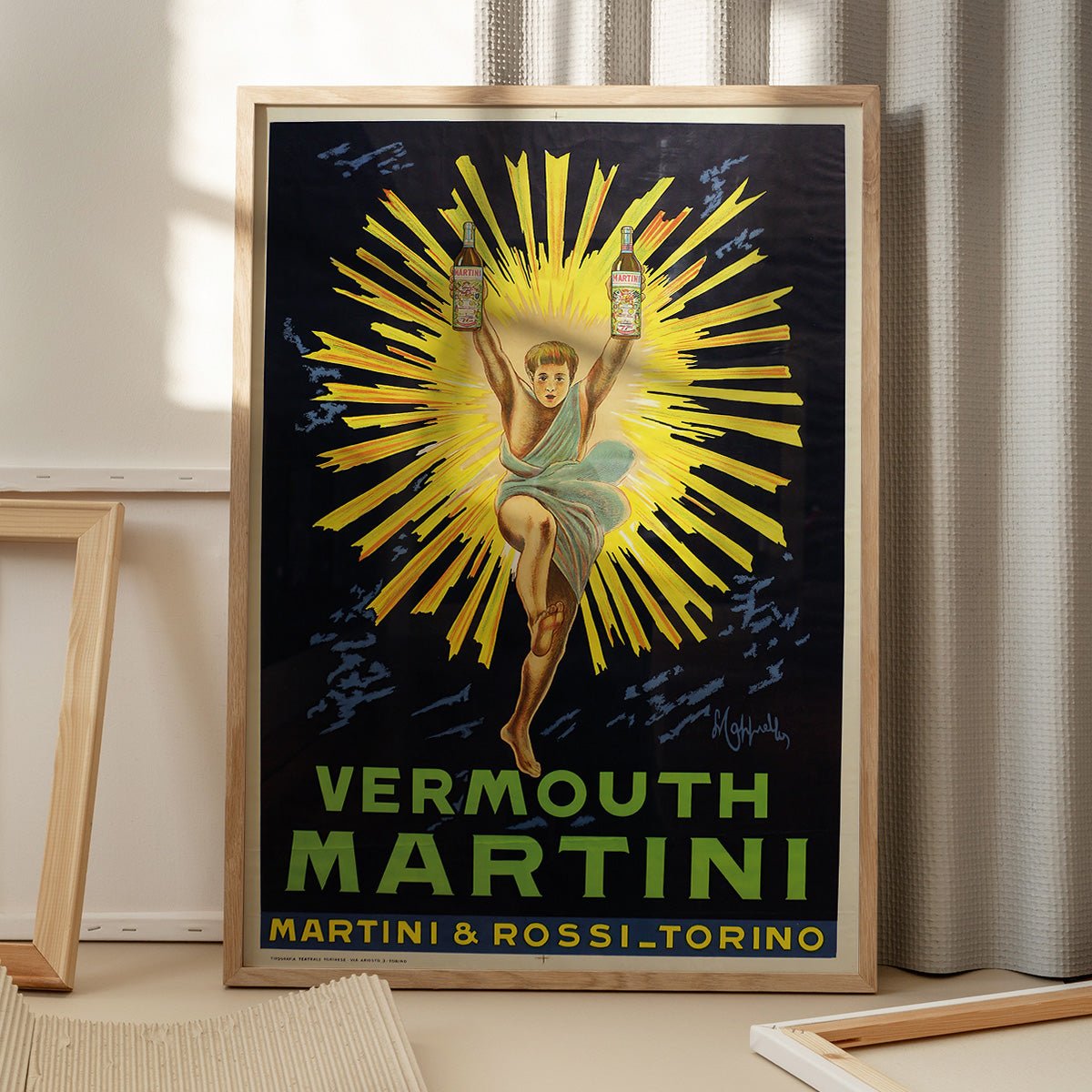 Plakat af Leonetto Cappiello med Vermouth Martini motiv, skygger fra vindue, kunstnerisk vintage design.